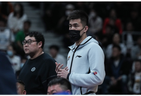 &nbsp;5月5日,辽宁本钢队球员郭艾伦(右)在场边观赛.