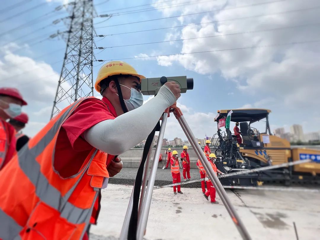 工人使用仪器进行标高测量.施工单位供图