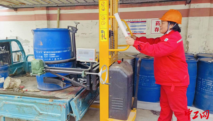 "五小"创新有我在 | 油井加药用上"加油枪"