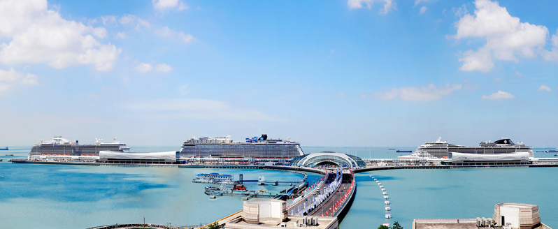 吴淞口国际邮轮港三船同靠. 资料图片