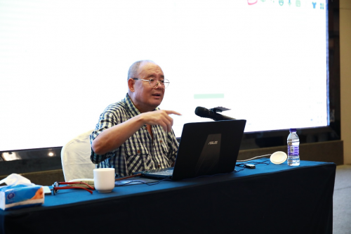 图：方尔加教授在明德书院讲《王阳明心学》