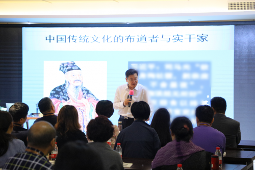 图：丁万明教授在明德书院讲《资治通鉴》