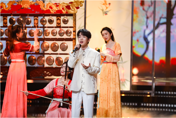 （抖音主播夏小夏和“俪人行”乐团同台献艺）