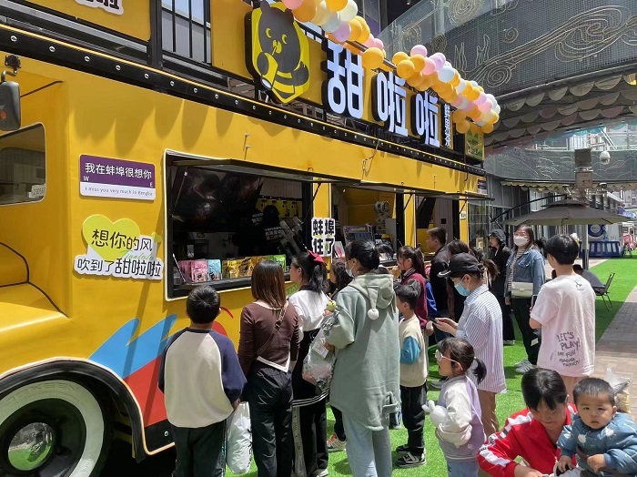 甜啦啦蚌埠银泰巴士店排队现场