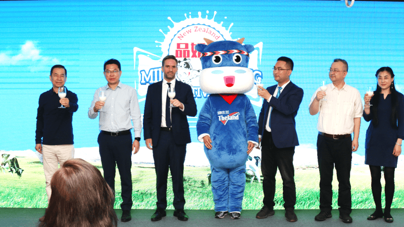 （图：家乐福与新纽仕兰乳业集团发布会现。