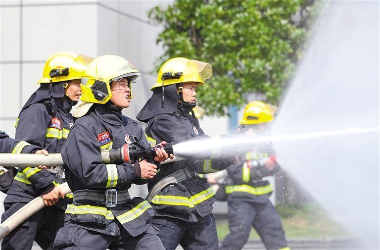图为5月4日,贵州省铜仁市玉屏侗族自治县消防救援大队青年消防员在