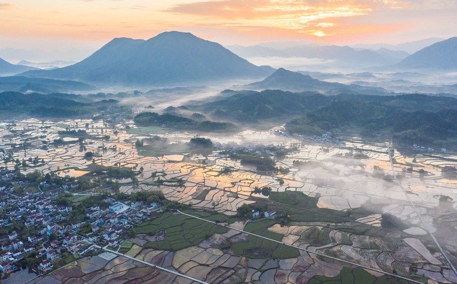 4月27日拍摄的宣城市旌德县兴隆镇三山村晨景(无人机照片).