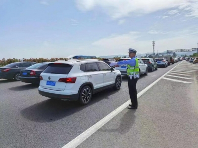 高速交警在路面执勤.省公安厅交警总队供图