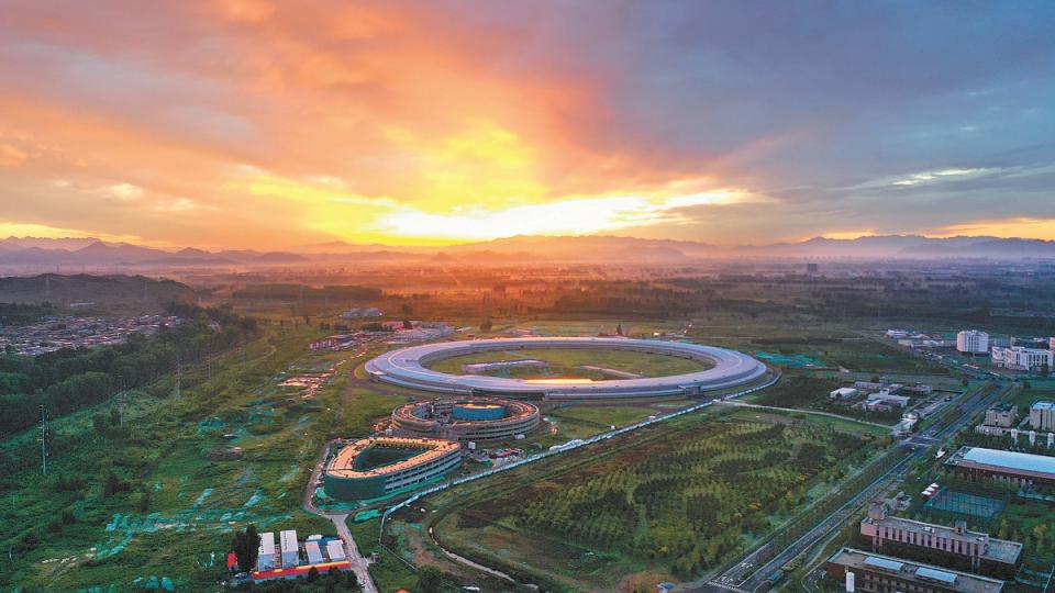 朝霞映红北京怀柔科学城大科学装置(高能同步辐射光源).卜向东摄