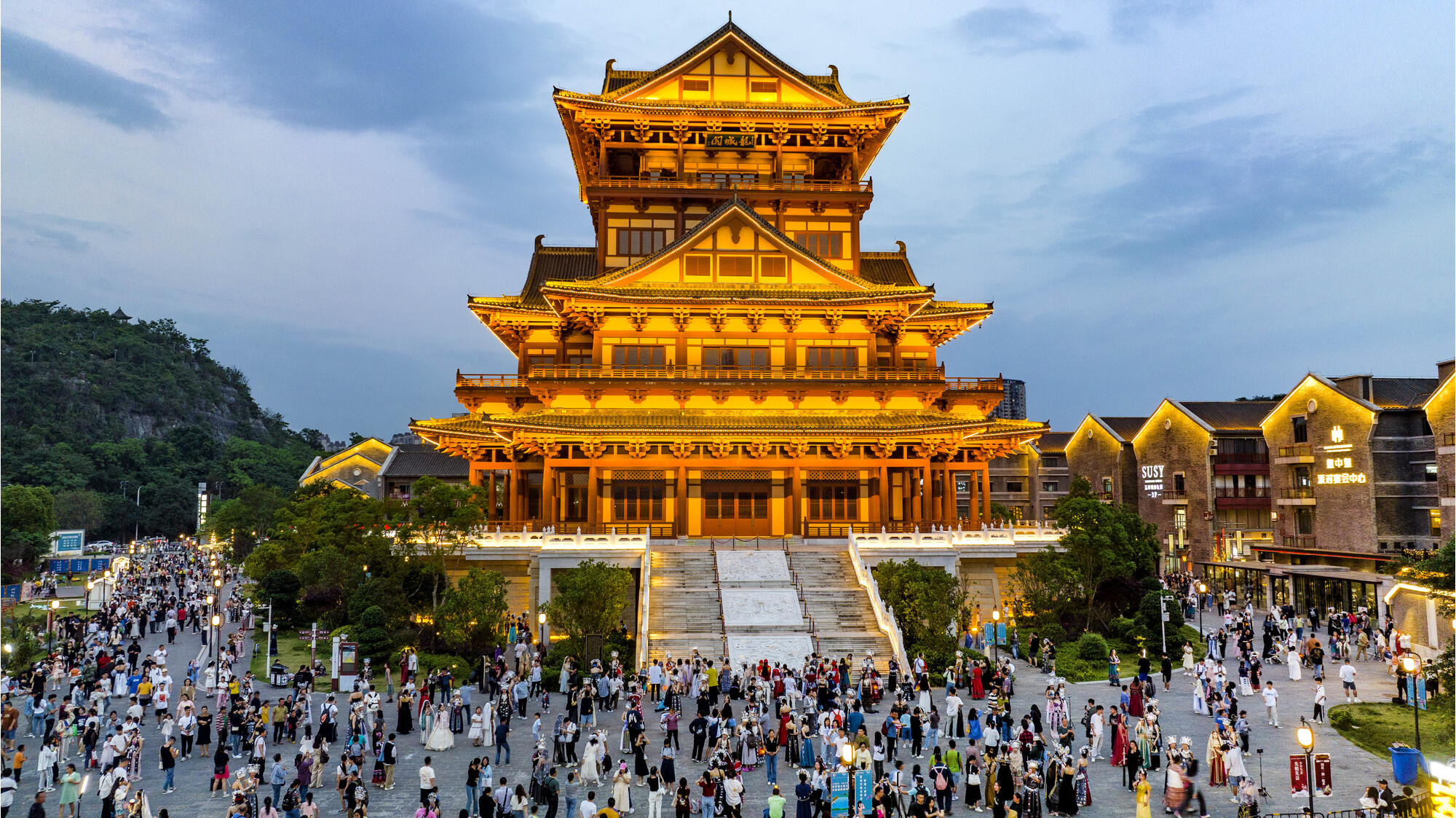 资料图&nbsp;5月1日傍晚,广西柳州市窑埠古镇景区游人如织.新华社发