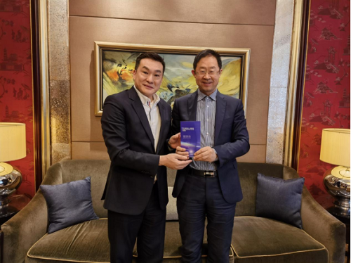 张玉夺主任（右）与林建雄董事长（左）合影