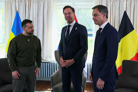 ↑从左到右：乌总统泽连斯基、荷兰首相吕特、比利时首相亚历山大·德克罗