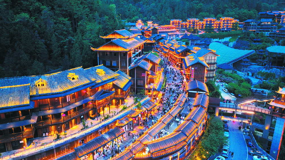 5月1日,游人在重庆市酉阳土家族苗族自治县酉州古城游玩(无人机照片).