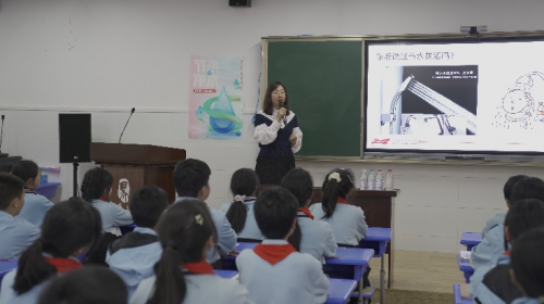 （百威亚太供应链专家为师生们普及健康饮水和节水知识）