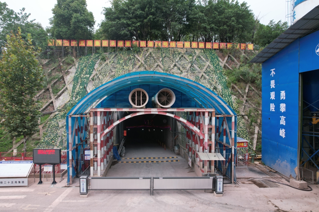 鹿角车辆段出入段线区间隧道 通讯员 高聪聪 摄