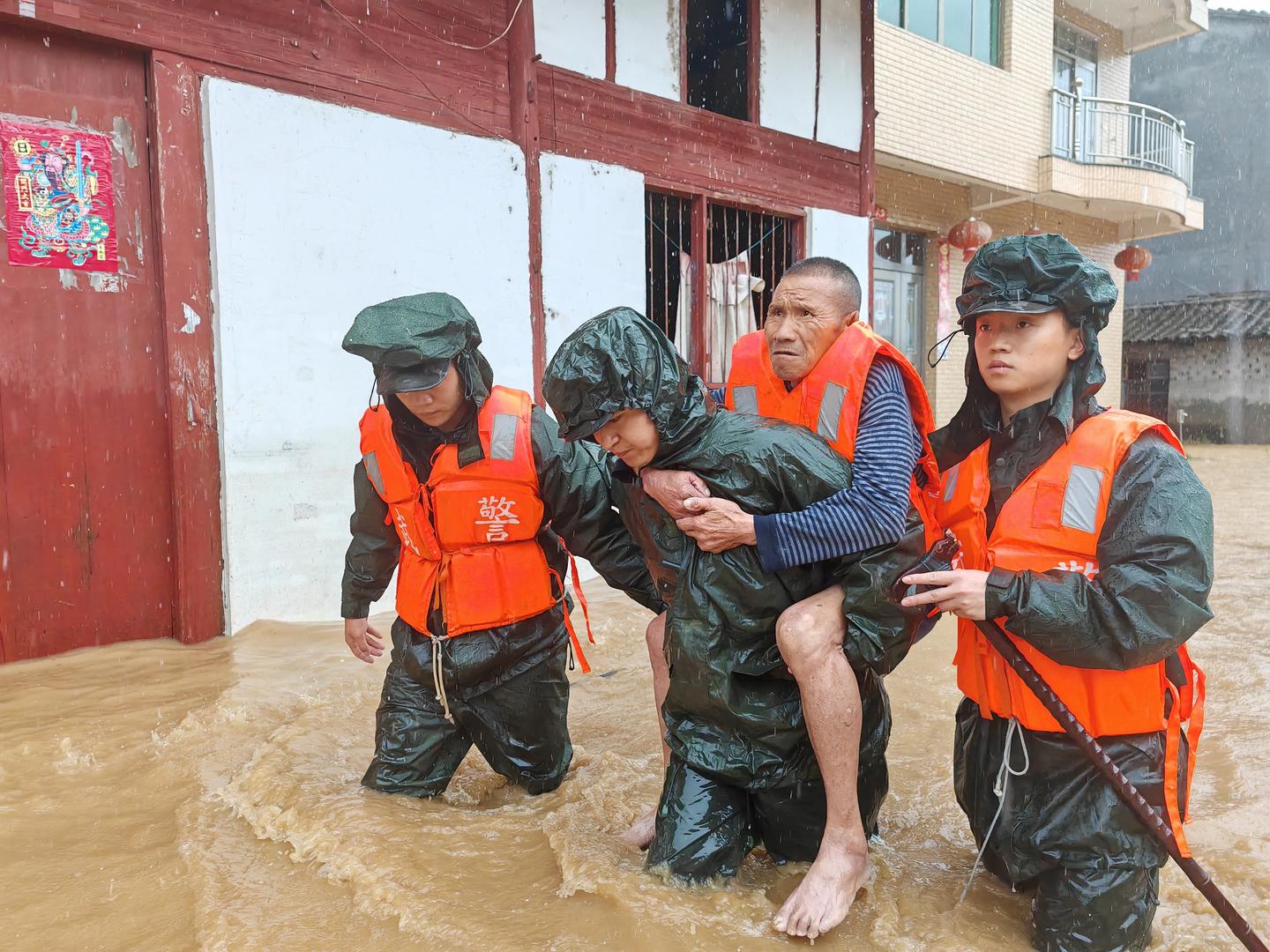 在江西抚州宜黄县梨溪镇,武警官兵转移被困群众&nbsp;据视觉中国