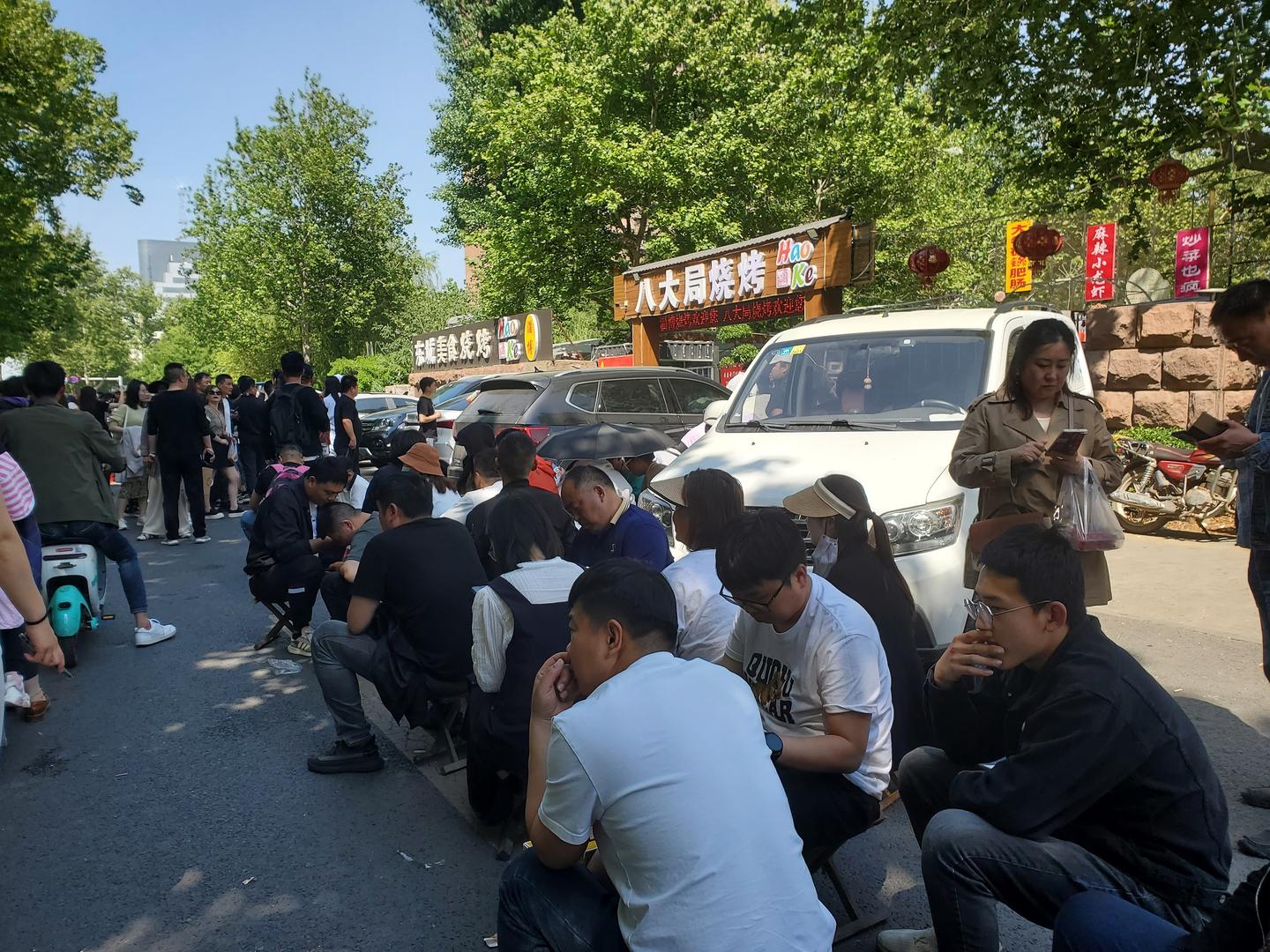 "五一"假期第二天,在八大局便民市场附近一烧烤大院门前,人们排队