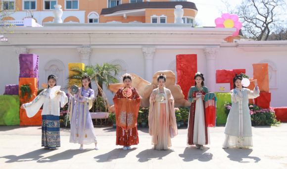 森罗玩向集团董事长刘东帅表示，“我相信，未来的我们将在大连的土地上，见证文旅产业的新高度，见证幸：兔篮茫　