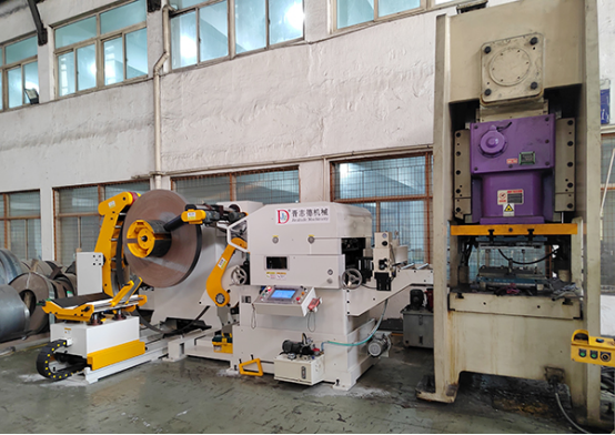 冲压时同步送料,双倍加速,缩短汽车钣金件冲压时间,效率提升50%以上。