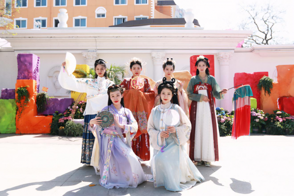 森罗玩向集团董事长刘东帅表示，“我相信，未来的我们将在大连的土地上，见证文旅产业的新高度，见证幸：兔篮茫　