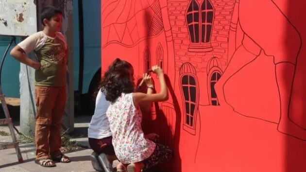伊斯坦布尔工业区艺术家和儿童共创壁画