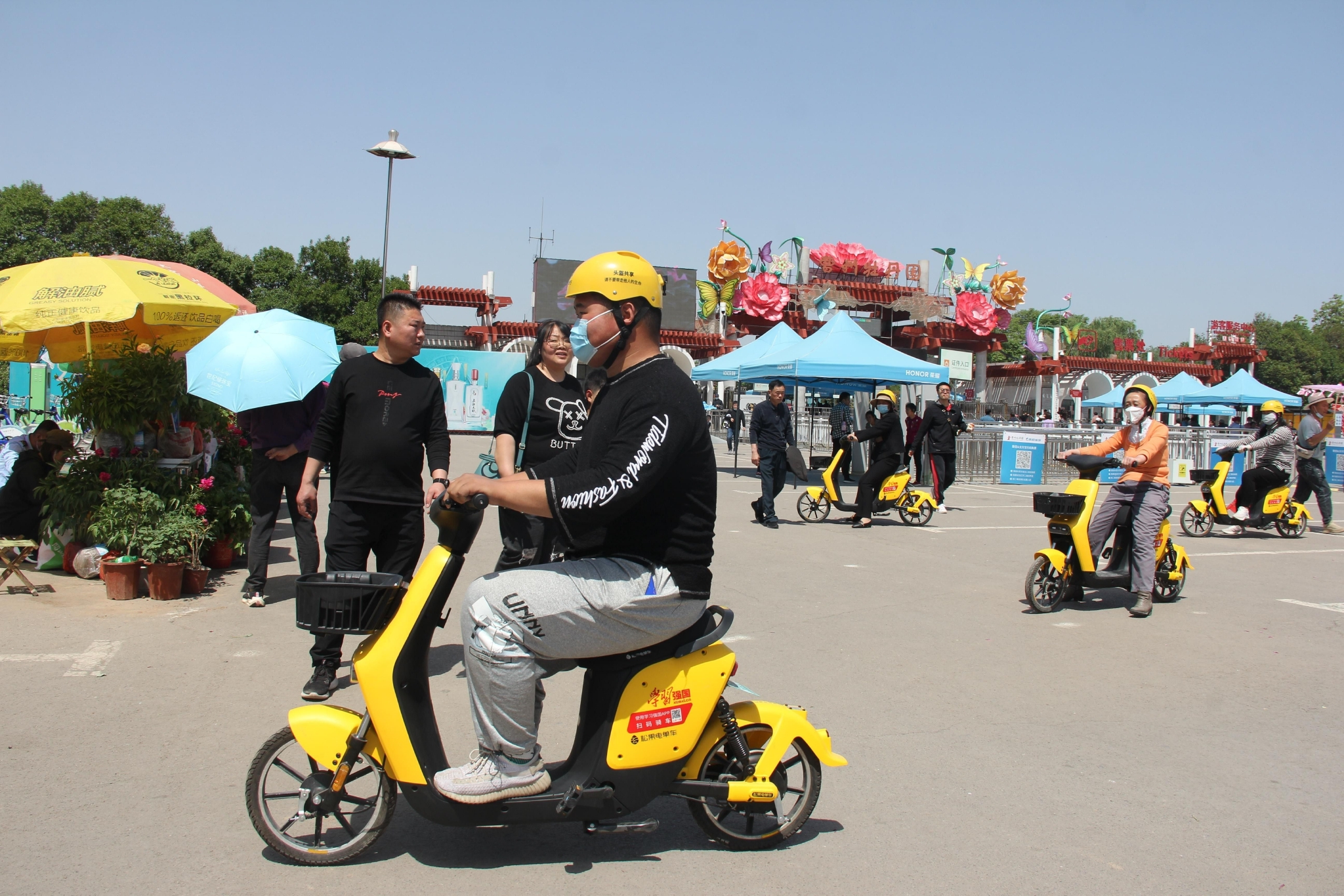 曹州牡丹园景点市民游客选择强国电单车接驳