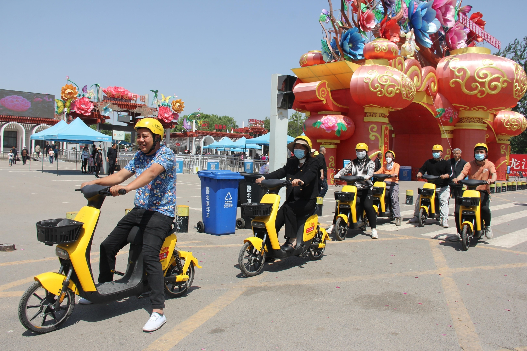 曹州牡丹园景点市民游客选择强国电单车接驳