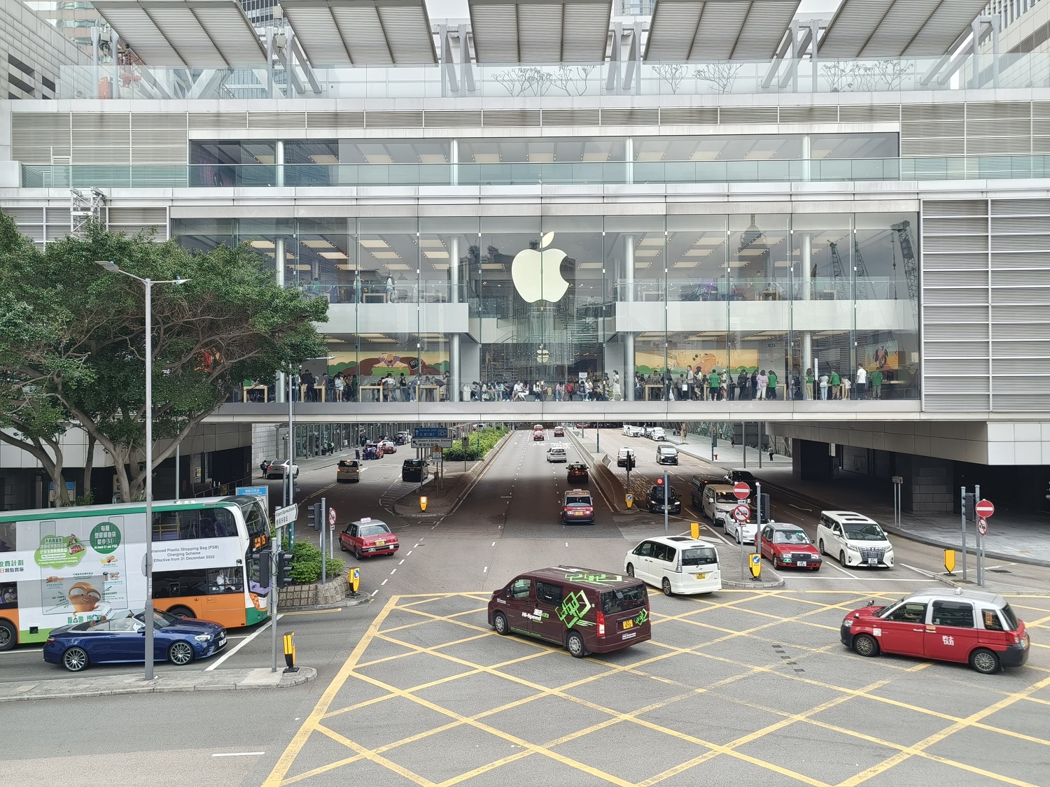 香港中环apple store 图源:时代财经在苹果公司产业链上,绝大多数利润