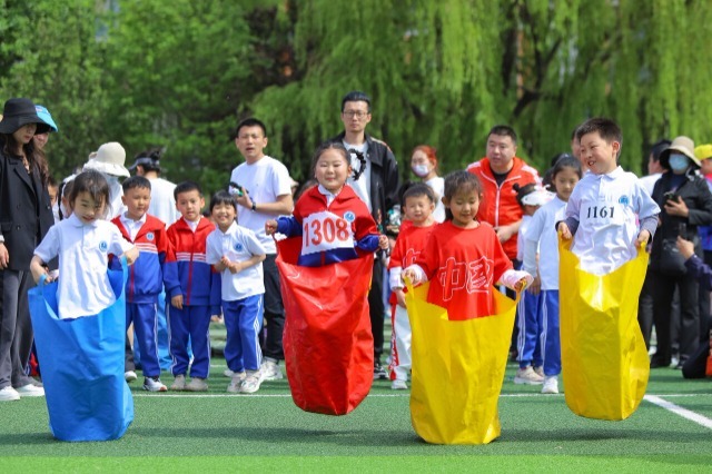 市城阳区第二实验小学开展了"跃运动悦成长"春季亲子趣味运动会