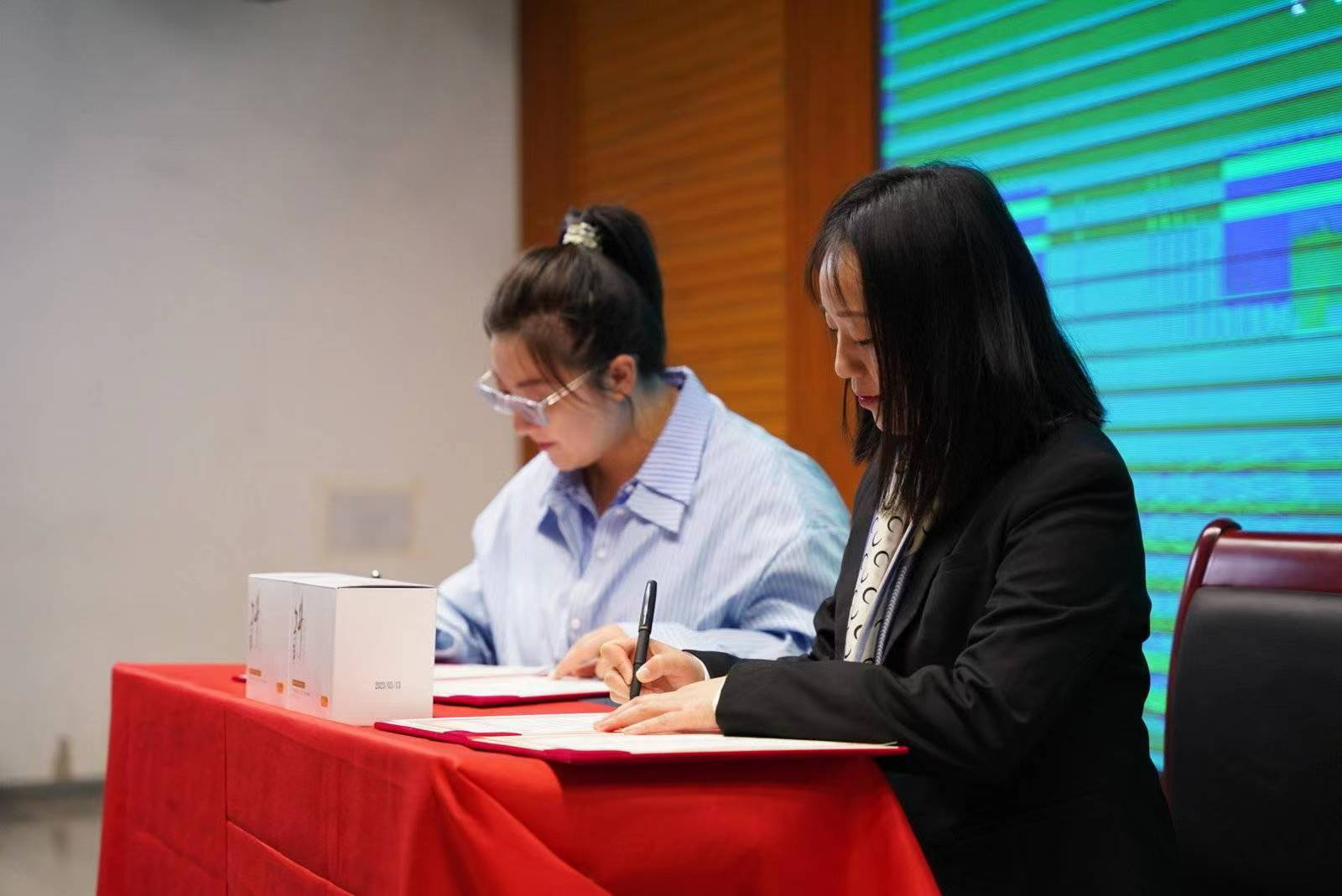 (露西与嘉桦生物现场签署战略合作协议)