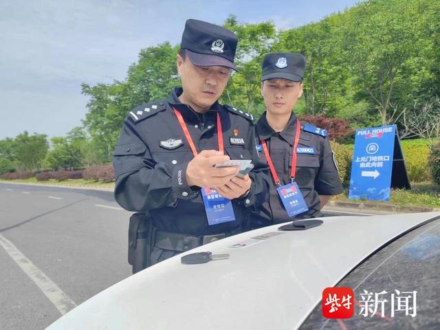 图为南京水警在执勤中