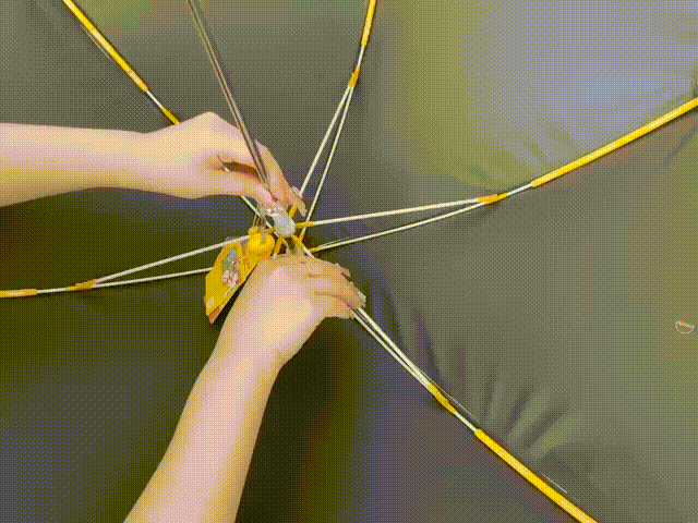 全伞重量只有330克，3岁以上的小朋友都能用。赠送小口哨，轻轻一吹，雨天也能轻松找到宝贝。