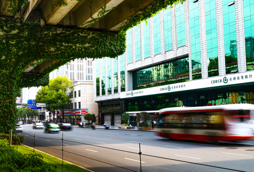 图:成都农商银行深度融入产业建圈强链行动,加大对链主企业及其上下游、左右岸配套企业的金融服务力度。