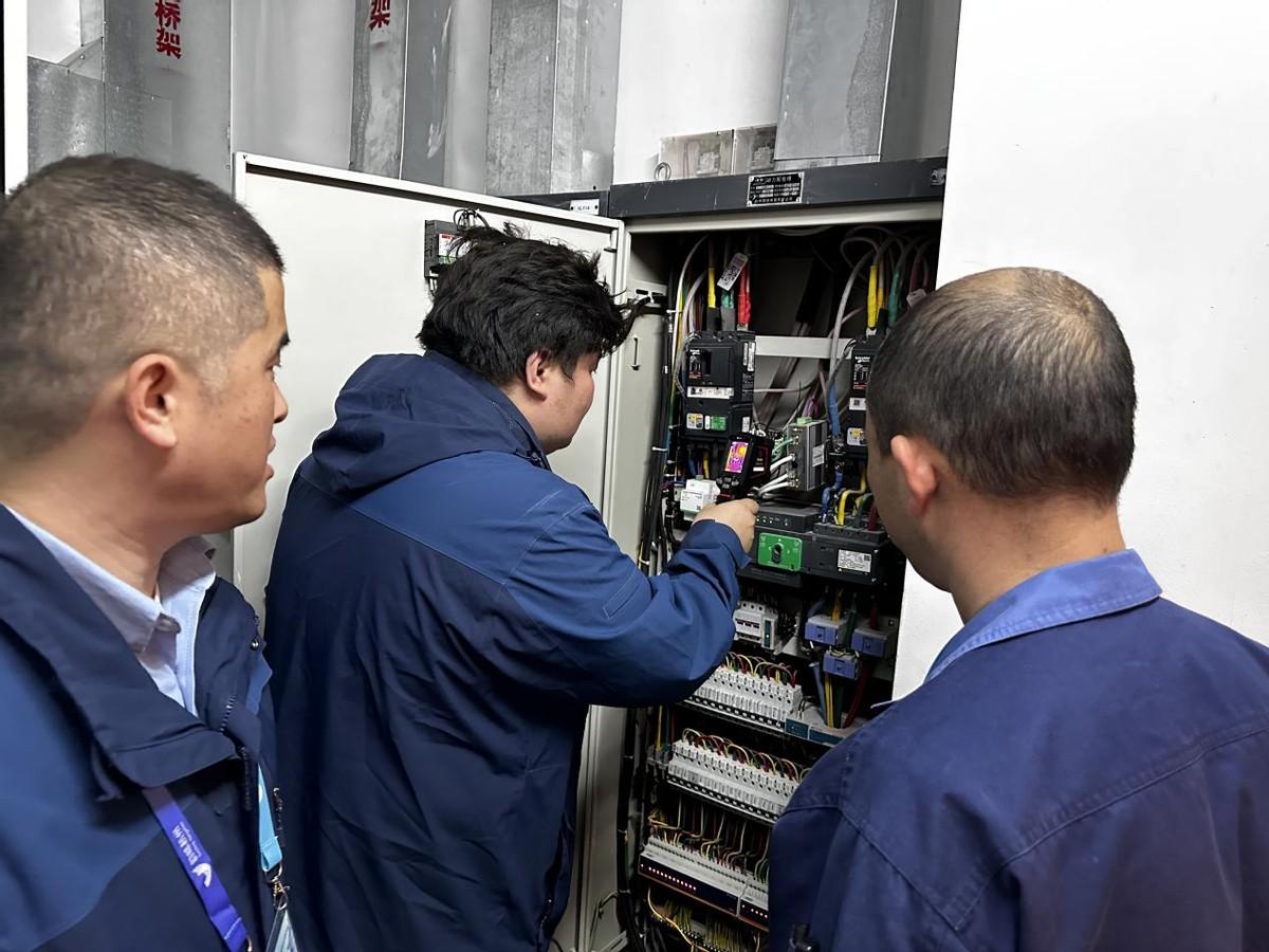 电气联合物业人员手持红外热成像仪对配电箱测温巡检