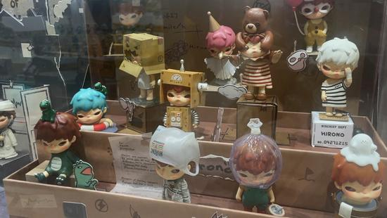 “小野Hirono”IP盲盒在潮玩店售卖 国是直通车 金易子 摄