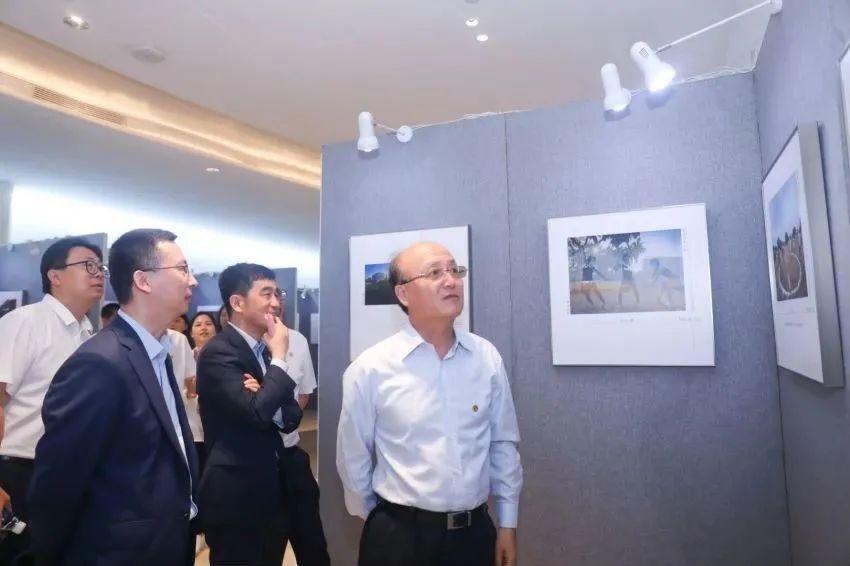 开幕式后，全体人员观看了摄影展作品。