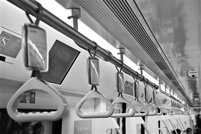 写有网友留言的地铁拉环