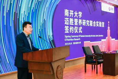 　　陈军在签约仪式上致辞