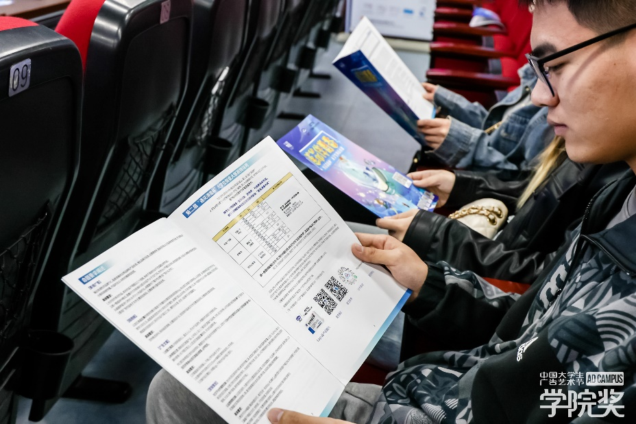 到场学生翻阅连花清瘟策略单