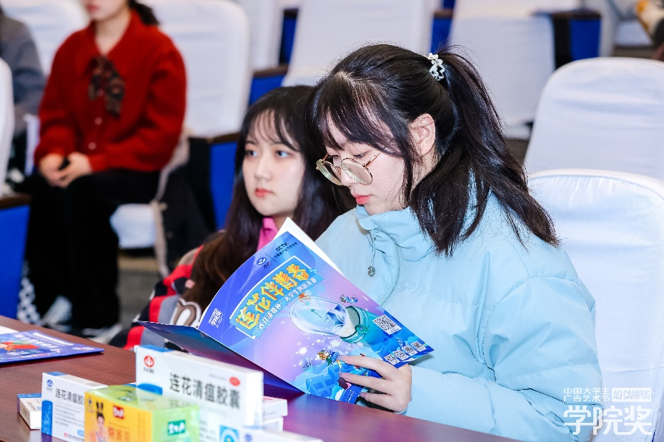 到场学生翻阅连花清瘟策略单