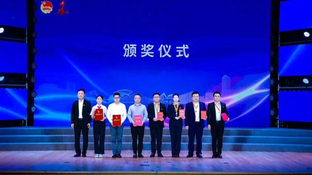 舒强（右2）获2022年度上海市青年五四奖章