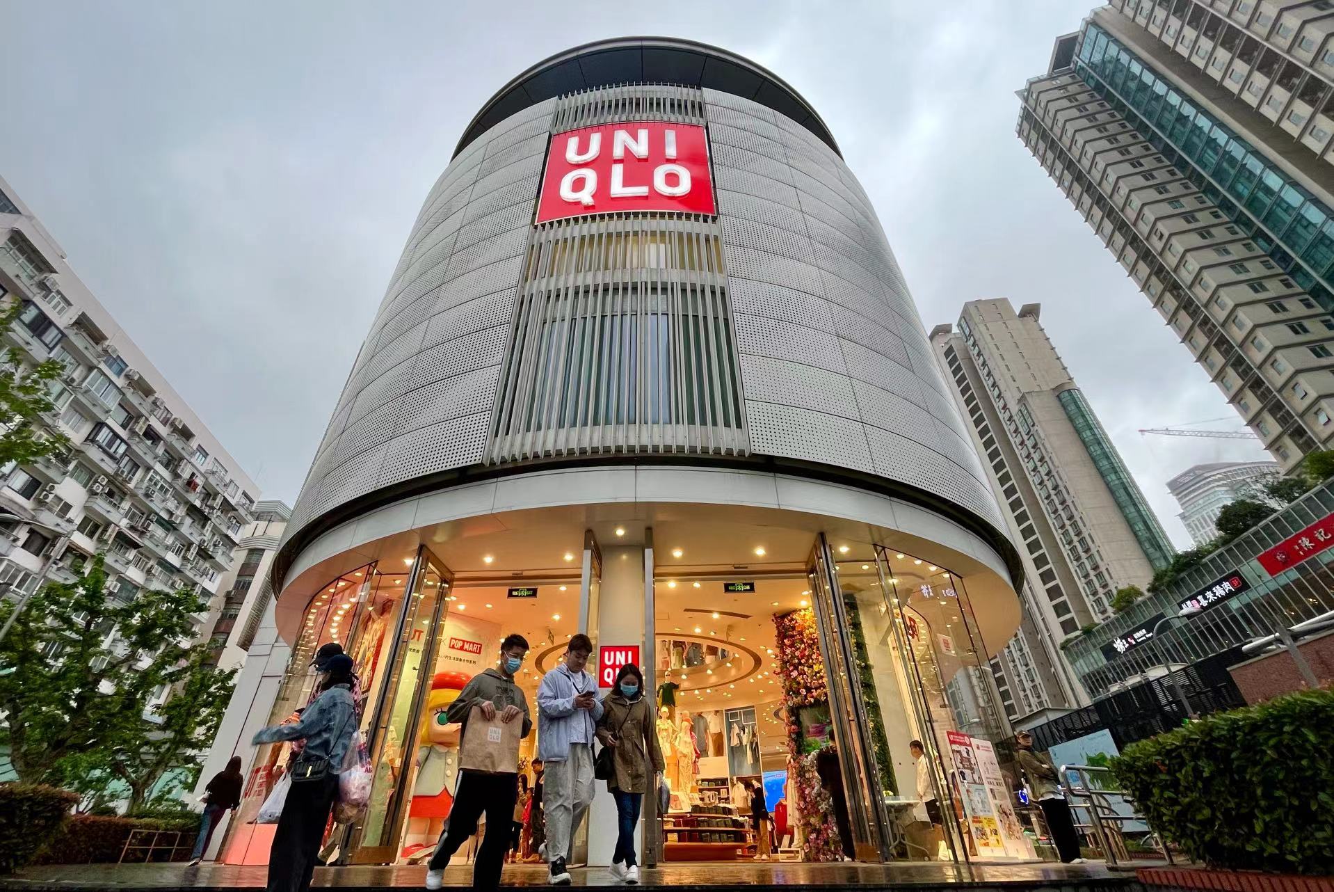 优衣库上海南京西路全球旗舰店变身"五五新品专区"打卡点.