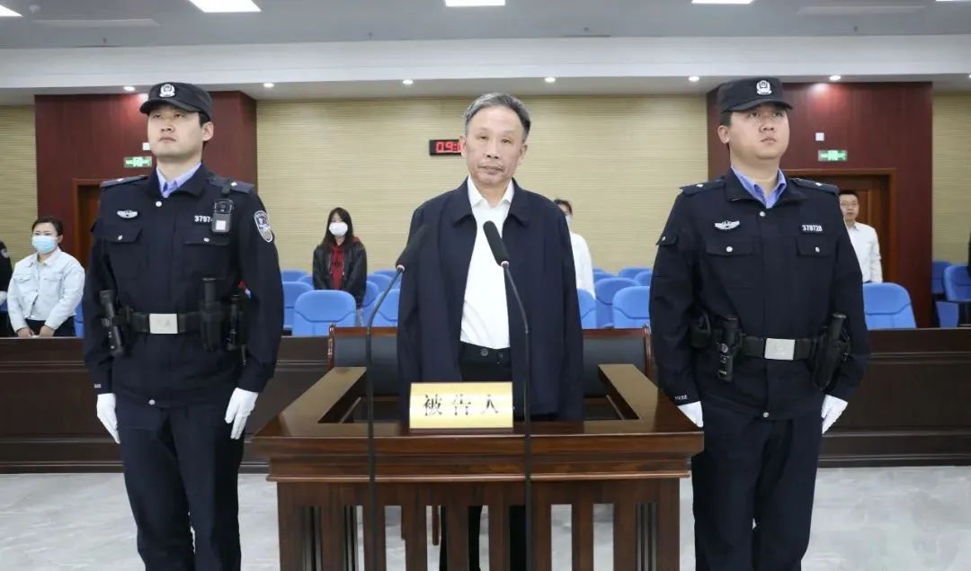 周永迪(中)受审 图源:山东高法