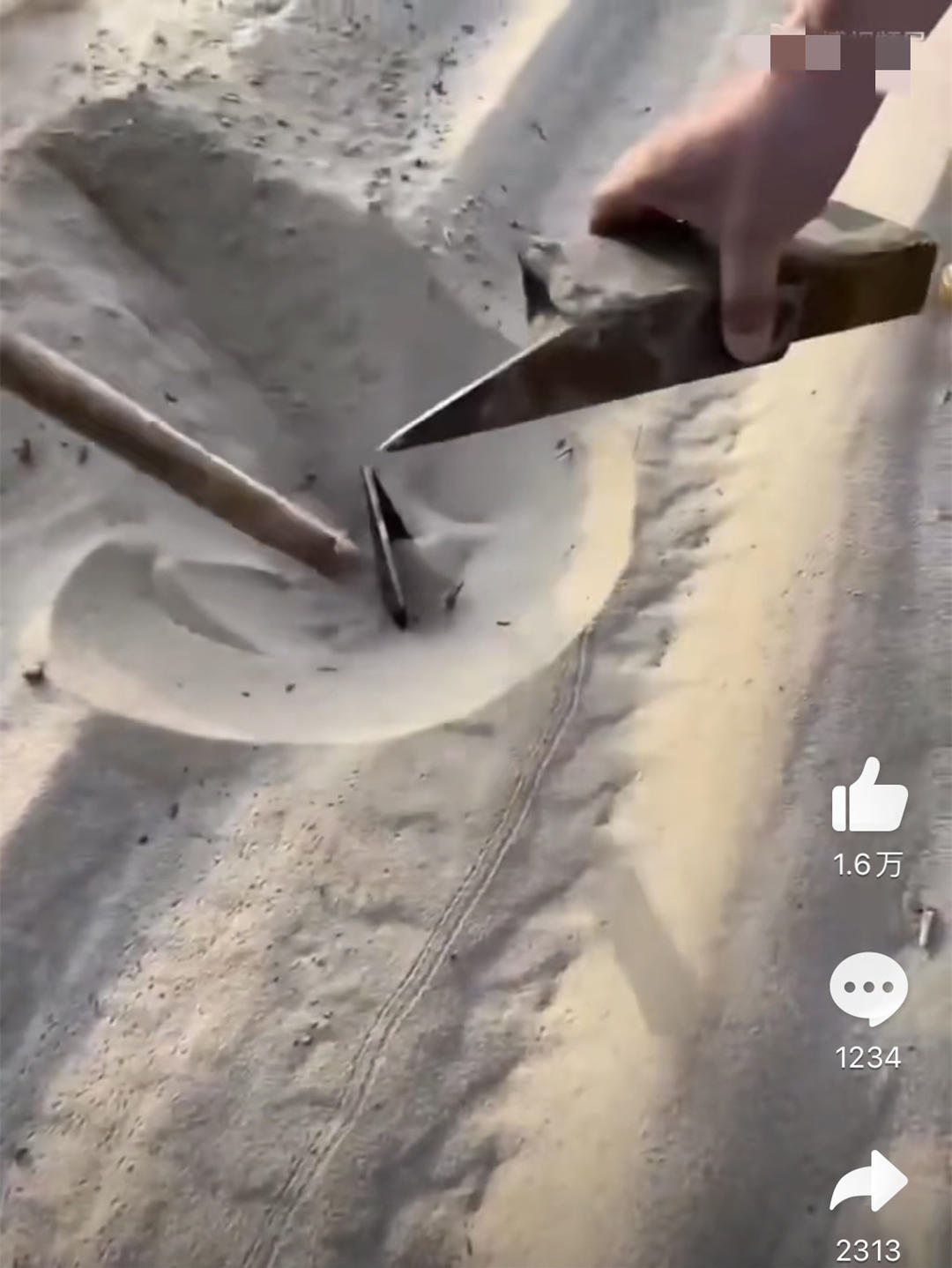 这些三角铁尖头朝上露出,钉长20厘米左右,被深深埋在沙漠里.