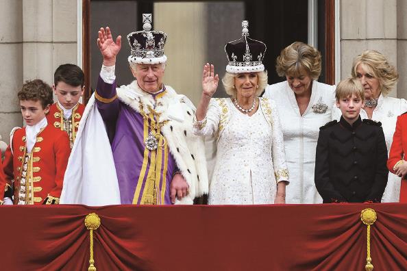 查尔斯三世和卡米拉王后在白金汉宫阳台向民众挥手致意
