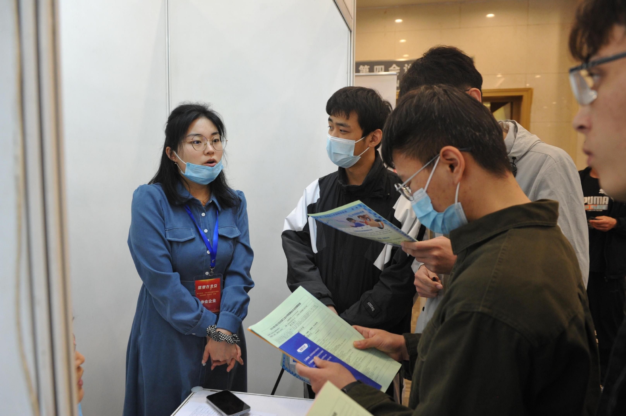 4万人次,现场初步达成就业意向近970人次.