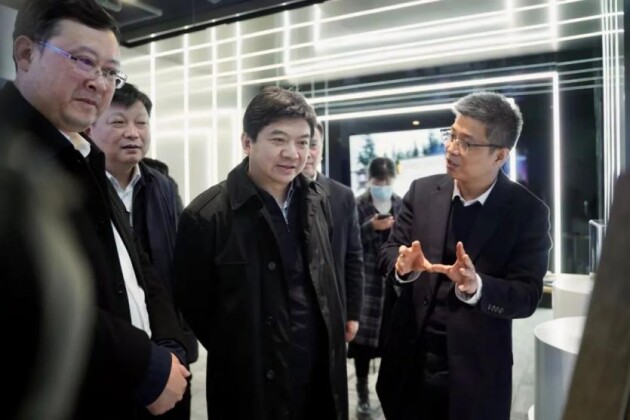 *参观小组针对数字化产品进行讨论