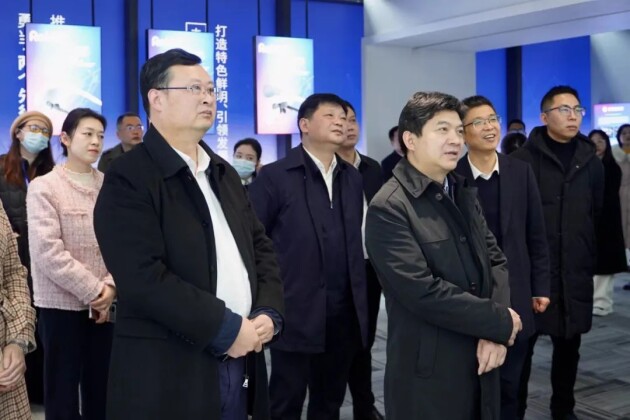 *参观小组观看演示视频