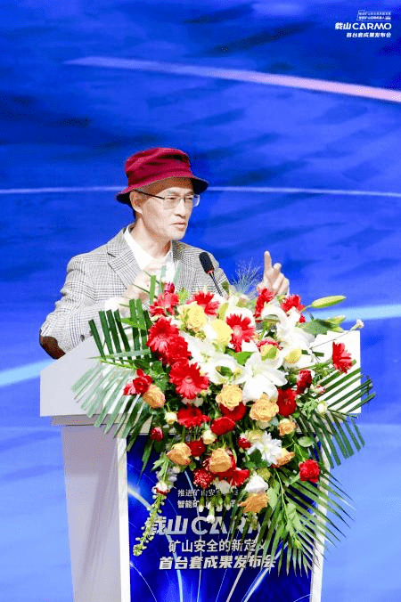 中科院自动化所复杂系统管理与控制国家重点实验室主任、中科慧拓首席科学家王飞跃作发言