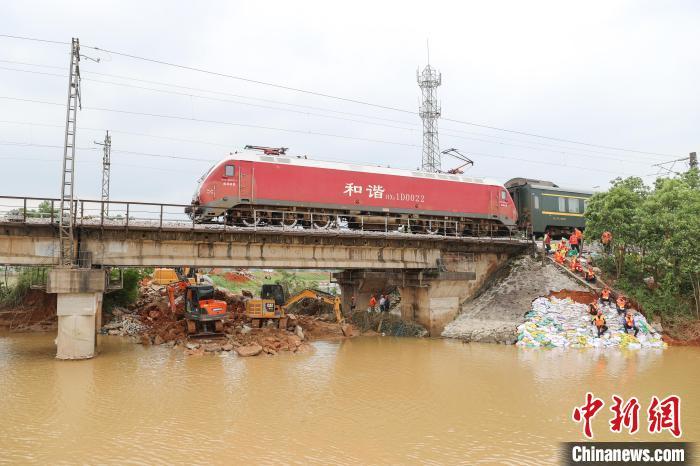 江西丰城河堤溃口合龙 京九铁路运行畅通|溃口_新浪财经_新浪网